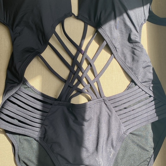 Kenneth Cole Women’s Black Strappy Cutout Halter One Piece Swimsuit XL - Picture 4 of 9